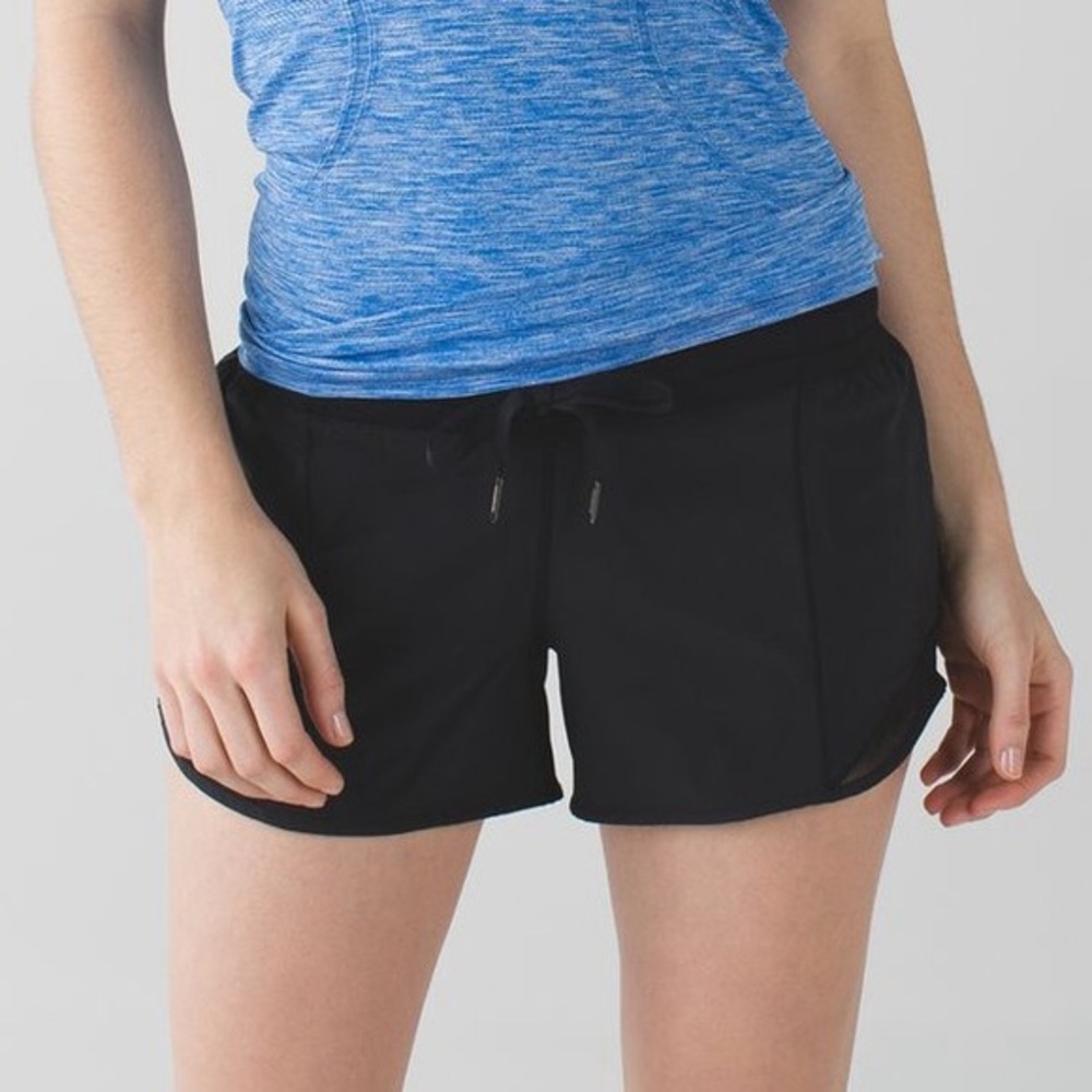 Women’s 8 Lululemon Hotty Hot Short Black